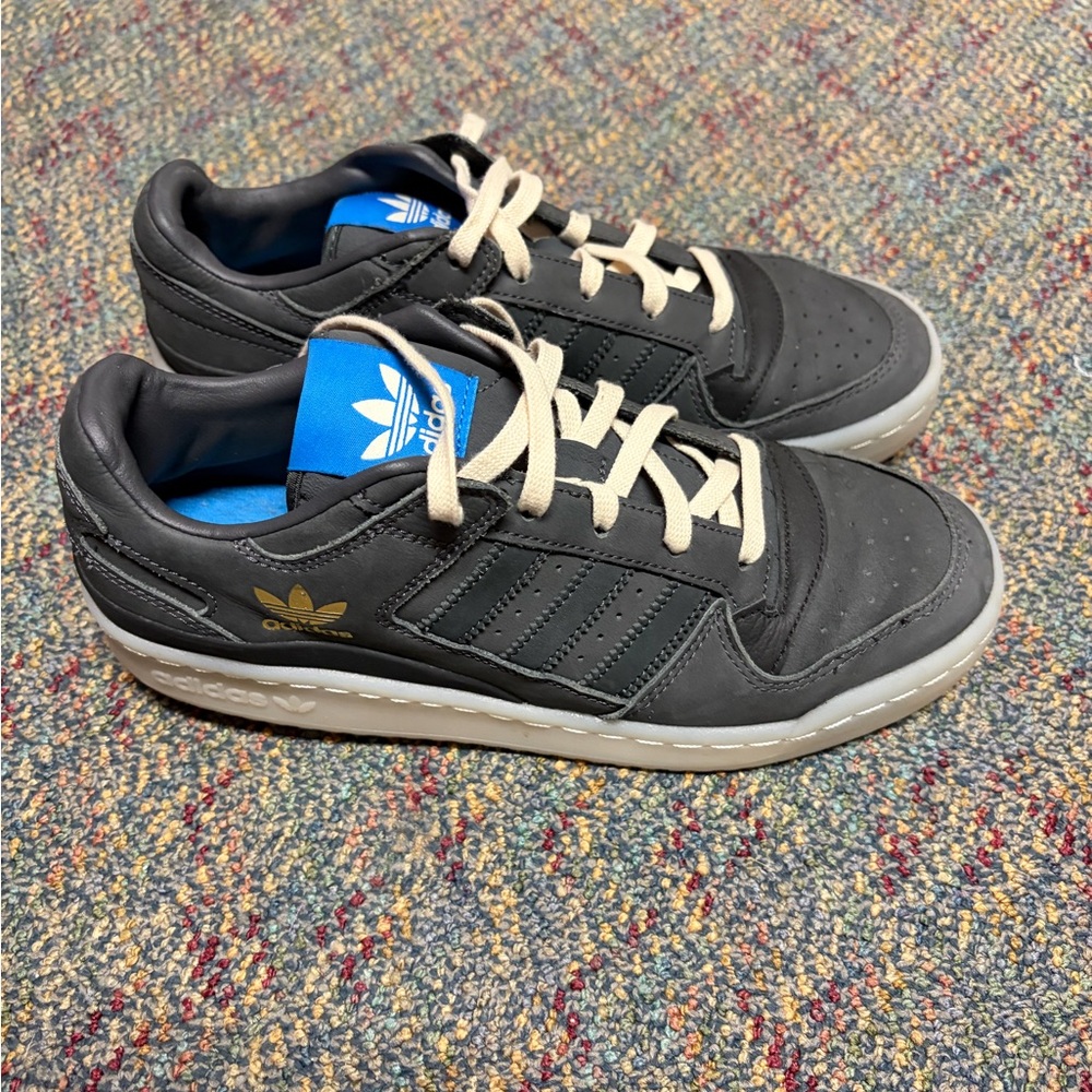 Adidas Forum Low CL sneakers in the 'Dark Grey Solid' colorway